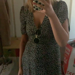 Adoore inspirerad klänning  - Superfin klänning från hm inköpt förra sommaren som liknar mycket adoores klänningar! Har små puffärmar och En fin slits💕