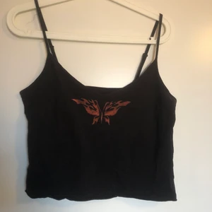 Linne - Jättefin topp med egengjord fjäril i st XL, men passar mig jättebra som i vanliga fall har S/M. 30kr + frakt 💕💕