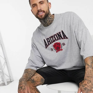 Grå T-shirt - Gråmelerad longline-t-shirt med extra oversize-passform och stadsmotiv i collegestil! (Flytt pågår därav inga egna bilder) frakten är inkluderad i priset:))