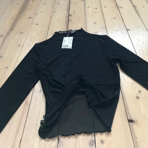 Långärmad tröja  - Säljer denna långärmad mesh tröja, säljer då den inte är min stil. Prislappen är kvar och den är aldrig använd endast testad!