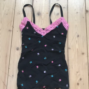 Mesh linne - Säljer detta fina blommiga linnet, endast testat! Köparen står för frakten 