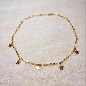 Guldfärgat halsband med stjärnor ⭐ Kedjan är ca 40 cm lång, och passformen går att justera. Skickas i vadderat kuvert via postnord. 