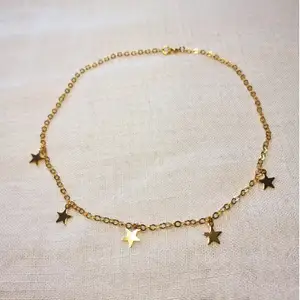 Guldfärgat halsband med stjärnor ⭐ Kedjan är ca 40 cm lång, och passformen går att justera. Skickas i vadderat kuvert via postnord. 