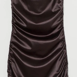 Brun klänning  - Denna silkes bruna klänning är så fin och slutsåld!!!! Dem första två bilderna är tagna från hemsidan, använd en gång, mycket var skick🙌