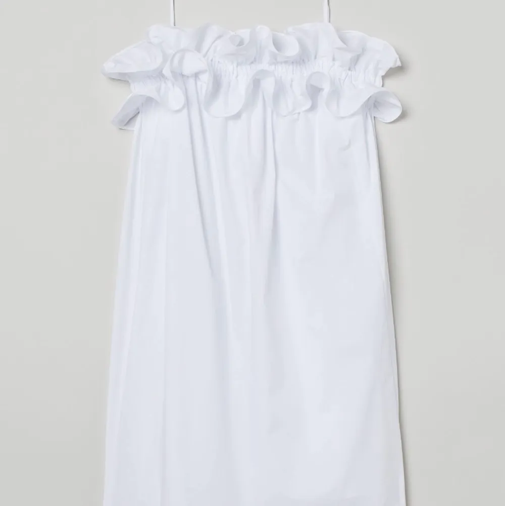 Superfin vit klänning helt oanvänd med lapp kvar . Klänningar.