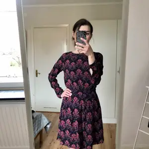 Helt NY! Svart-röd klänning med print i storlek 36 (eur)