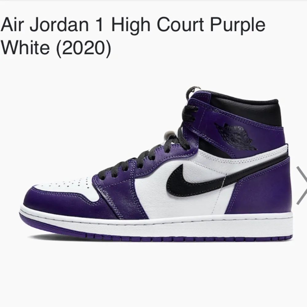 Säljer ett par jordans high court purple, använda 1 gång och i princip ny skick förutom att det möjligtvis kan vara en lite dammig sula, köp direkt för 2000 eller buda från 1000, LILA SKOSNÖREN INGÅR OCKSÅ SWIPEA FÖR ATT SE originalpriset var 3700kr på ”plug me” sneakers butiken BUDA BARA OM DU ÄR SÄKER PÅ ATT DU KAN KÖPA, BUDET ÄR LAGLIGT BINDANDE. Skor.