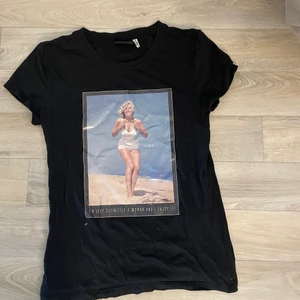 Only t-shirt st s - Svart t-shirt men tryck storlek s men är mer som xxs-xs så väldigt liten i storleken därav säljs den, aldrig använd. 