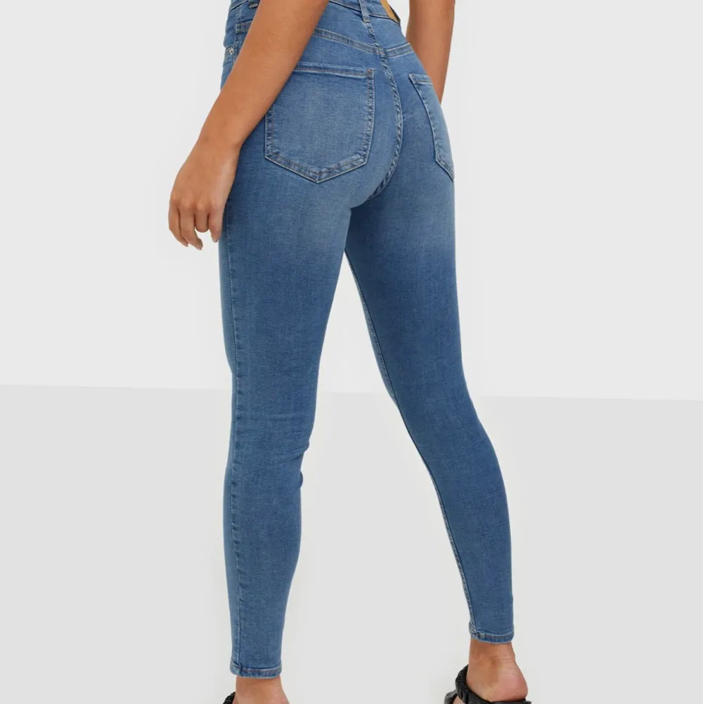 Blå skinny jeans Från: Gina Tricot  Storlek: XS  Skick: använt nån gång men är som ny!  Original pris: 299kr Säljer: 129kr + frakt 📦. Jeans & Byxor.