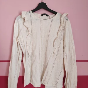 Vit stickad tröja - Söt mini stickad tröja med fina detaljer över framsidan. Skulle säga M/L i storlek. Hund finns i hemmet