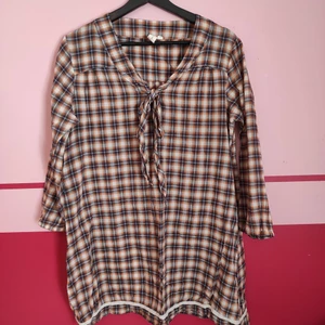 Rutig tröja - Rutig tunn tröja, knytning vid halsen. Secondhand. Hund finns i hemmet