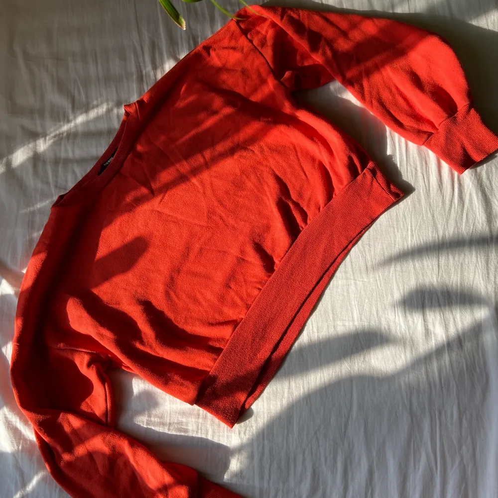 Röd, croppad hoodie från Bik Bok. Använd men i bra skick. ♥️. Hoodies.