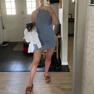 Klänning - Säljer denna fina sommardrömmen från Moa Mattssons kollektion med nakd! Använd cirka 2-3 gånger, så den är i perfekt skick! Öppen rygg. 💙