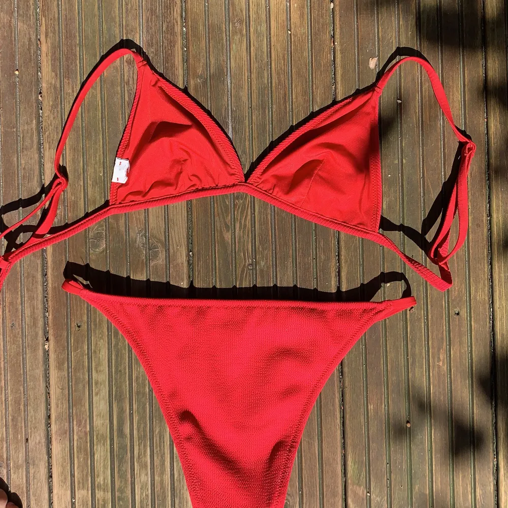 Jättesöt röd bikini stl xs. Superskönt material. Köpt för 400 kr, så superbra material. Säljer för inte kommit till användning. . Övrigt.