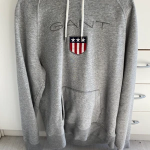 Gant hoodie  - Grå gant hoodie i storlek L som är knappt använd! Väldigt fint skick! 
