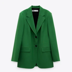 Grön blazer  - Använd endast en gång. Rak modell. Inköpt för 999kr Från Zara, säljer för endast 600kr