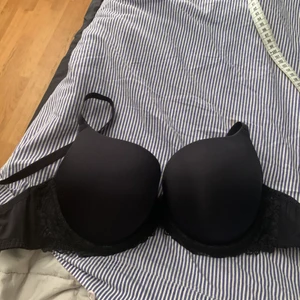 Extra pushup BH 80C - Köpte men var alldeles för liten för mig. Storlek 80C. Svart med spets detaljer!!!🖤 Har mycket push up för den som gillar det. köpte för 129kr men säljer för 50kr. Frakt 66kr spårbar eller 59kr vanlig.