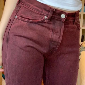 💛Vinröda jeans. Strl 28/32💛 - Vinröda straight leg jeans från Weekday💛 köpare står för frakt