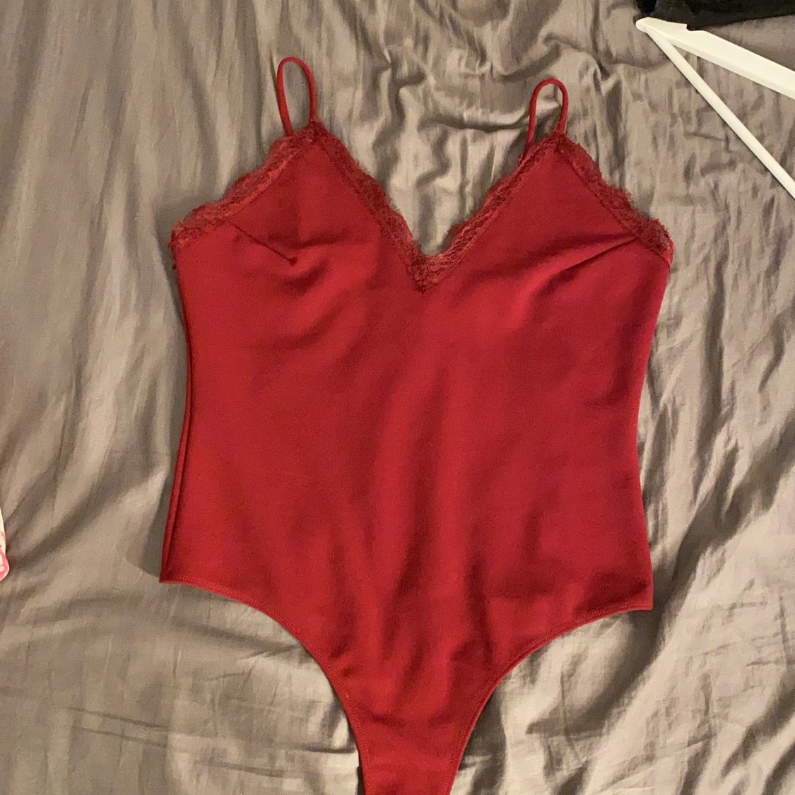 Vinröd bodysuit med spets - 91