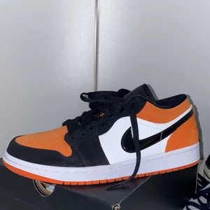 Jordan 1 low shattered backboard 42,5 - Köpte dessa ett tag sedan fast har bara använt dom ett fåtal ggr, skorna är i nyskick. Original låda följer med, nypris 2500