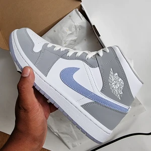Jordan 1 mid Wolf grey - Kom och köp storlek 38 och 38.5