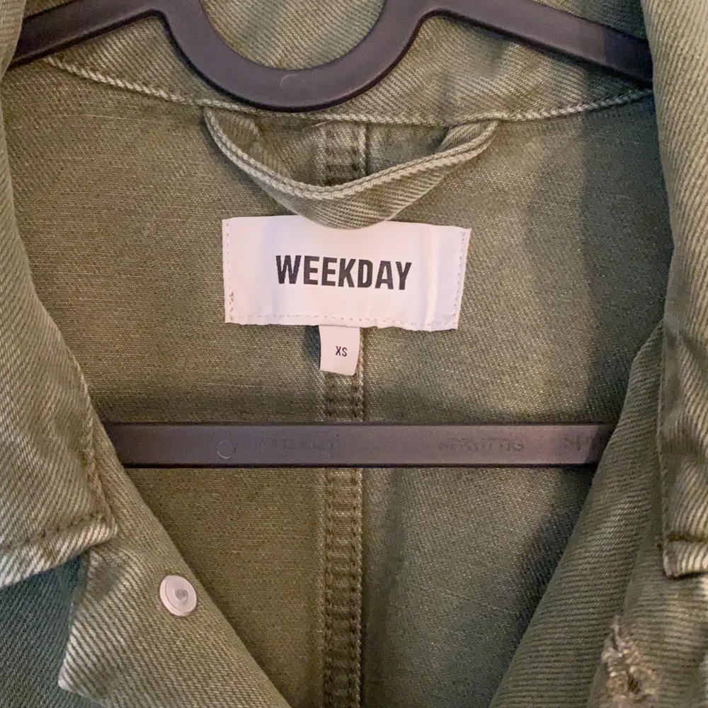 Militärgrön rak jeansjacka från Weekday i storlek XS (herr) men passar även dam (unisex). Använd fåtal gånger, skick 10/10. Riktigt snygg färg och kan användas året runt. Köparen står för frakt.. Jackor.