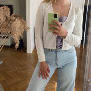 Kofta storlek M - Knytbar kofta från H&M. Väldigt fint skick och bara använd 2-3 gånger. Säljer då den aldrig kommer till användning för mig. Finns en liten blå fläck längst ut på högra ärmen, skriv privat för bild.😊 Skickas nytvättad.