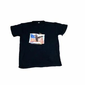 Vintage T-shirt  - Säljer en grymt snygg vintage t-shirt i storlek Large. Tröjan är i grymt skick och passar skit snyggt oversized om man har M/S, skickar endast. Ha en bra dag!👍🏻