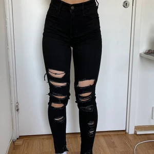 Hollister jeans  - Fina hollister jeans som sitter väldigt fint. Hög midja. Använda endast 1 gång. 