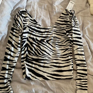 zebratröja - Zebratröja ifrån gina i storlek S som är helt oanvänd. Nypris 149kr, har inte kommit till användning. 