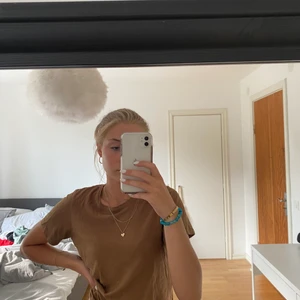 Brun t-shirt - Snygg basic t-shirt som passar till allt. Perfekt till när man är stressad och bara vill slänga på sig något snabbt!❤️