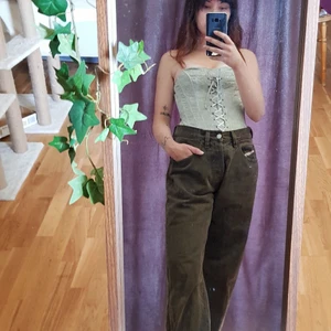 Diesel jeans strl 29 - Underbara jeans från Diesel. Köpta från vintage-butik men passar tyvärr ej mig så bra. Har ett litet hål på baksidan vid vaden, går lätt att laga.