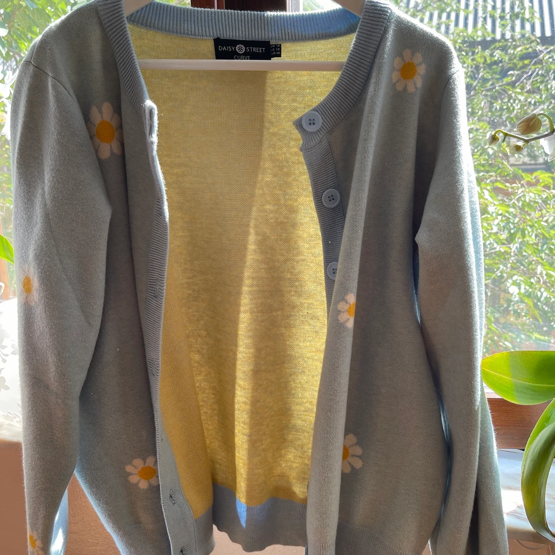 Stickad kofta med prästkragar  - 91