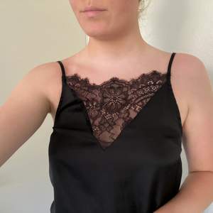 Ett snyggt svart linne med spets över bröstet! Passar perfekt till alla möjliga outfits✨
