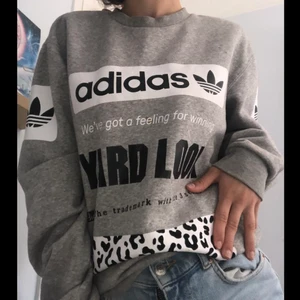 Grå adidas sweatshirt strl XS-S - En superfin tjocktröja jag köpte för några år sen på Adidas. Den är i mycket bra skick och aldrig använd! Storleken är XS-S, oversize och längden ungefär runt 60 cm. Priset jag köpte den för var 700 men säljer den för 200💕
