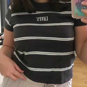 Strl M - Säljer denna Levi’s t-shirt då den inte längre kommer till användning. Plagget är i nyskick och endast använts några fåtal gånger. Den är mer grå än svart i verkligheten. Priset är inklusive frakt💕