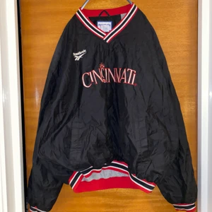 Reebok pullover jacket size L - Dope pullover jacka som jag skaffa för ett bra tag sen men använde bara en gång. Pris kan diskuteras:)