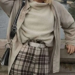 Fina byxor - Fina byxor som knappt är använda, säljer för att dem tyvärr har blivit för små. Frakt 62kr