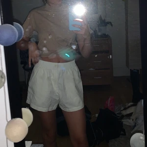 Sommar shorts - Ett par super fina shorts från Weekday som aldrig är använda:) de är så fina nu på sommaren och går lätt att styla, prislappen är kvar och de är i super bra skick:) köpta för 300kr