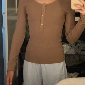 Gina tricot tröja urringat  - Storlek xxs , ganska långa armar. Använd vi fåtal tillfällen, bra passform.