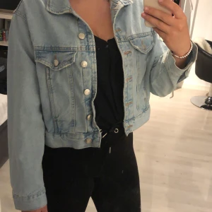 Jeansjacka  - Säljer min jeansjacka i storlek S helt oanvänd. Köpte den för 400kr säljer den för 250kr, inga fläckar eller något på den. Frakt ingår ej.