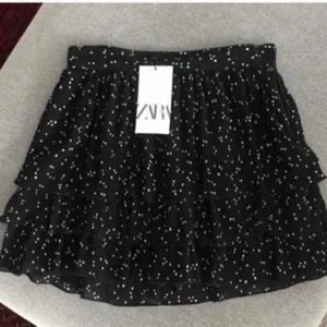 Zara kjol  - Svart prickig kjol från zara storlek S 
