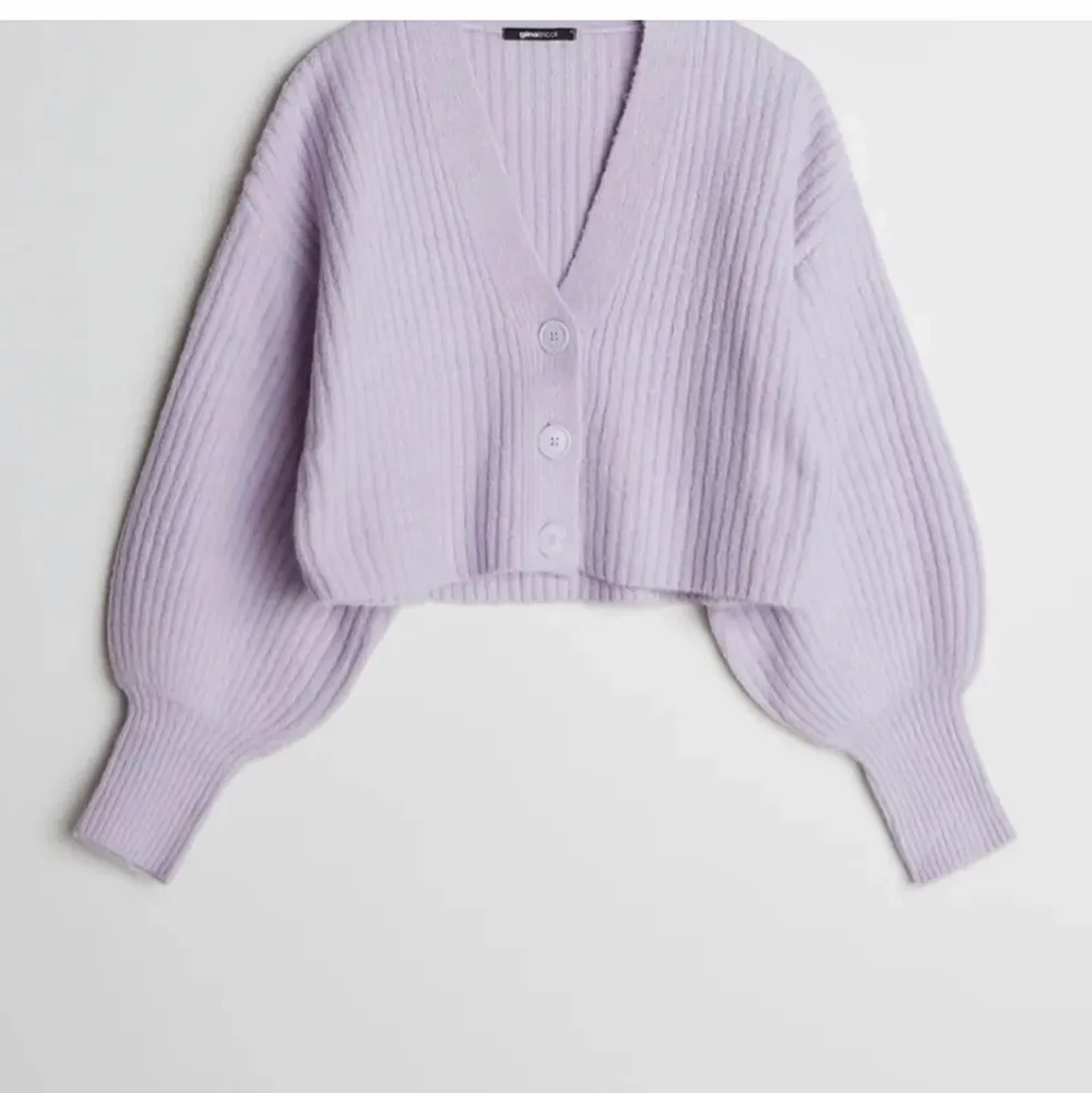 Säljer denna mysiga cardigan från ginatricot från höstens collektion. Min är dock vit och inte ljuslila. Perfekt att dra över en sommarklänning. Inköpt för 349kr säljer nu för 149kr. Stickat.