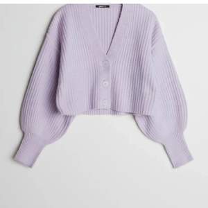 Säljer denna mysiga cardigan från ginatricot från höstens collektion. Min är dock vit och inte ljuslila. Perfekt att dra över en sommarklänning. Inköpt för 349kr säljer nu för 149kr