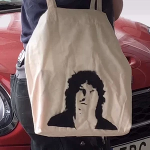 Tyg kassar med coola tryck - Nu är första Håkan trycket klar att säljas! Bläddra till sista bilden för att se det andra trycket vi håller på med :) 99kr styck, 10% går till WWF 💕