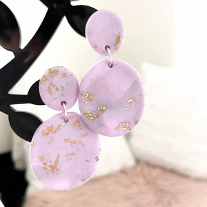 Örhängen  - Material: fimolera     Färg: Lilla     Frakt 24 kronor