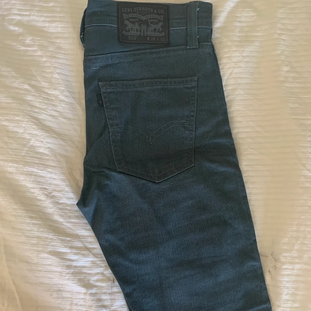 Levis jeans i mörk blå/grön färg. Straightleg. . Jeans & Byxor.