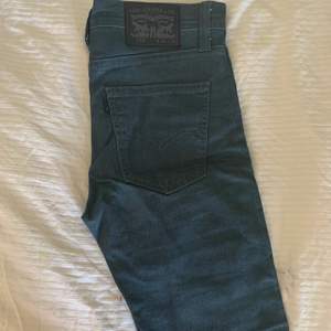 Levis jeans i mörk blå/grön färg. Straightleg. 
