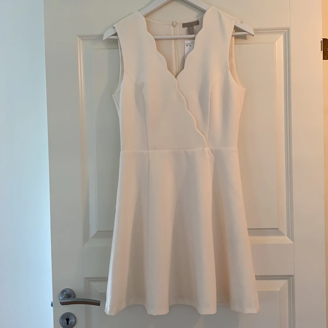 Oanvänd klänning från H&M i storlek 36