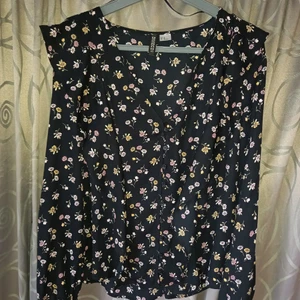 Fin tröja från hm - Säljer en fin blommig tröja från hm. Den är använd ett få tal gånger och är därför i nyskick. 